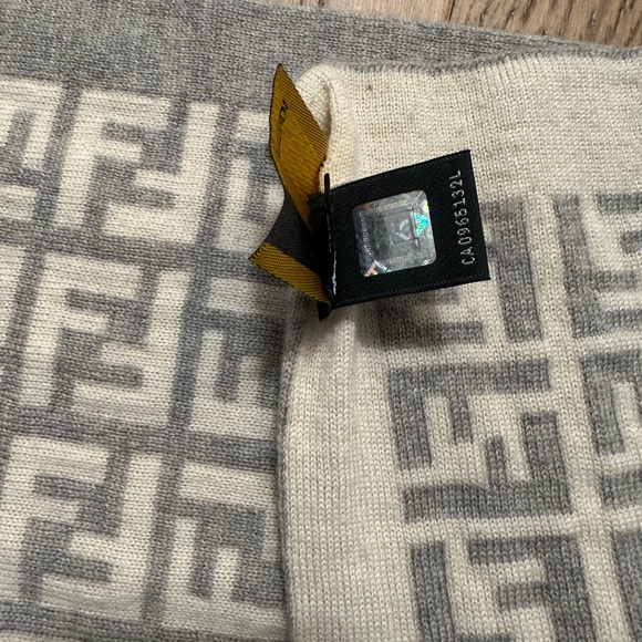 FENDI | Gray & Cream Monogram Scarf - AUTHENTIC - Picture 5 of 8